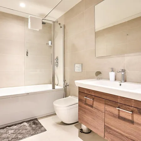 Mercury One Bedroom Haven With Fantastic Views *